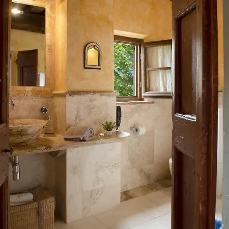 With Swimming Pool In וילה