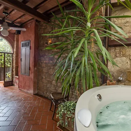 With Swimming Pool In וילה סן ג'ימיניאנו